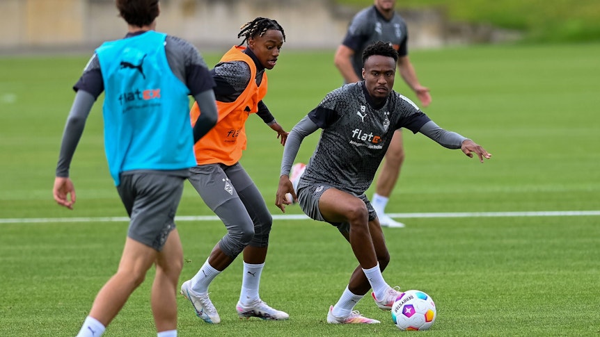 Yvandro Borges Sanches im Trainings-Duell mit Nathan Ngoumou.