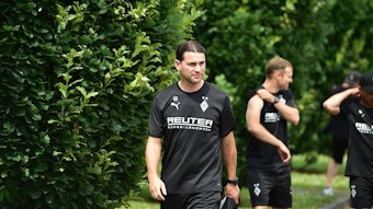 Gerardo Seoane im Trainingsshirt. Tony Jantschke steht im Hintergrund.