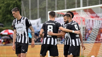 Tomas Cvancara, Julian Weigl, Franck Honorat und Nathan Ngoumou bejubeln ein Tor im Testspiel.