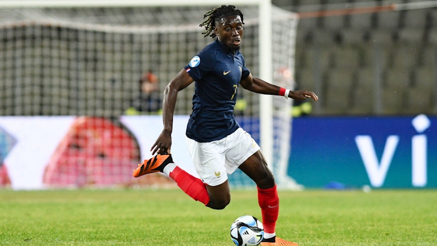 Manu Koné am Ball im Frankreich-Trikot.