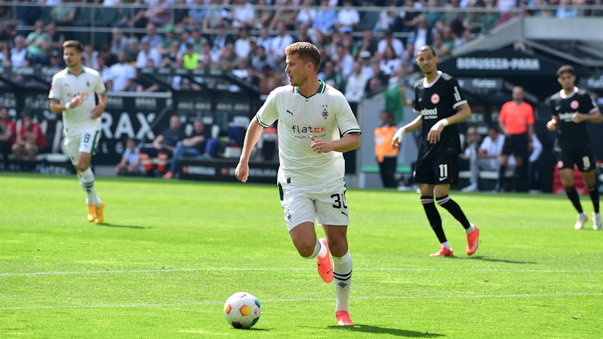Nico Elvedi am Ball im Heimtrikot.