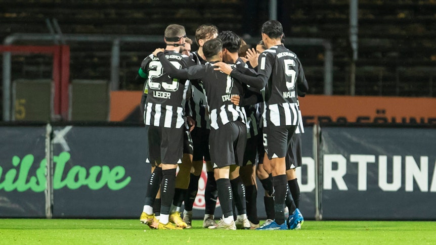 Die U23 von Borussia Mönchengladbach in einer Jubel-Traube.
