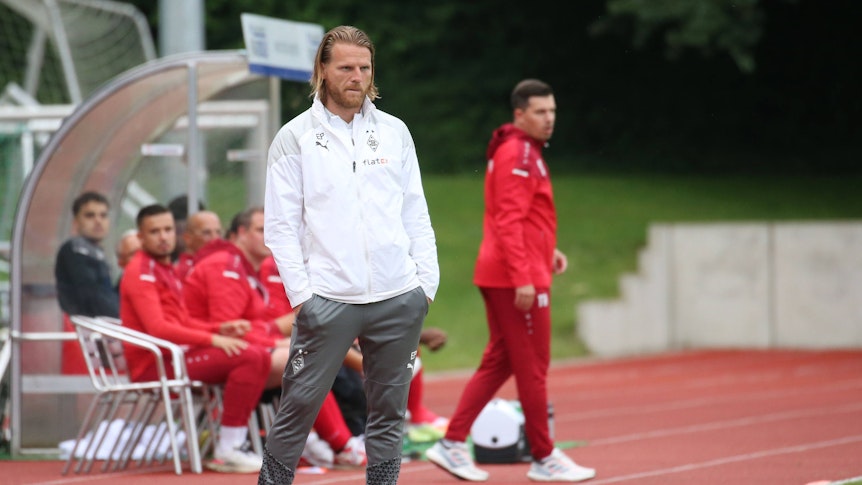 Eugen Polanski während eines Testspiels in der Coaching-Zone.