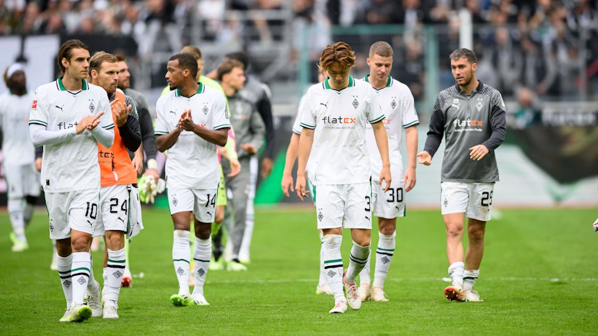 Ko Itakura und andere Gladbach-Spieler wirken enttäuscht.