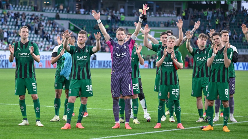 Jonas Omlin und seine Kollegen feiern vor der Kurve.