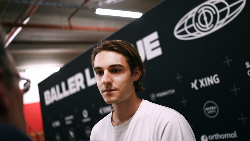 Florian Neuhaus gibt ein Interview.