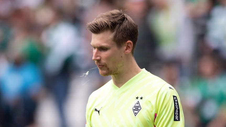 Moritz Nicolas spuckt auf den Rasen.