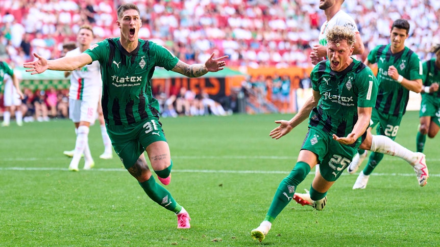 Tomas Cvancara und Robin Hack bejubeln einen Treffer frenetisch.