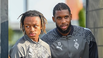 Yvandro Borges Sanches und Jordan Siebatcheu betreten den Trainingsplatz.