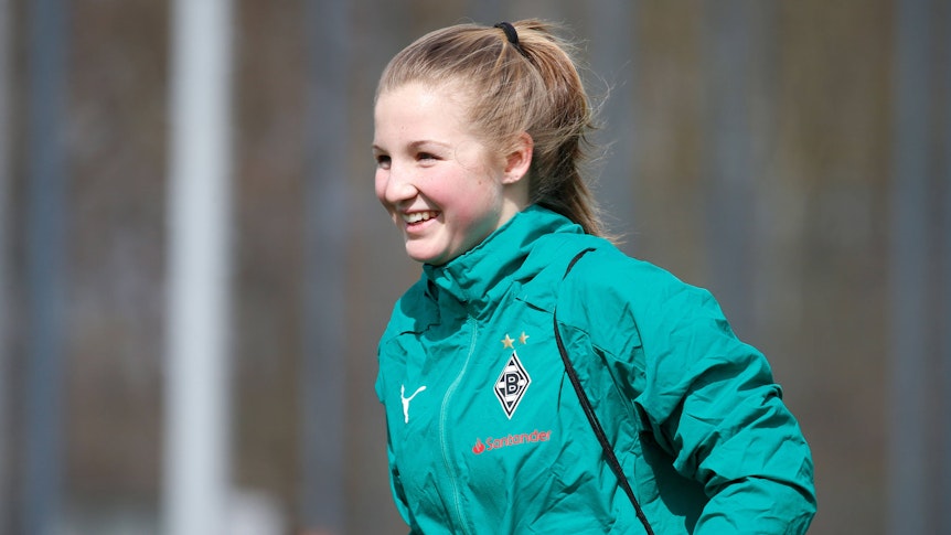Jil Frehse in einer Gladbach-Jacke.