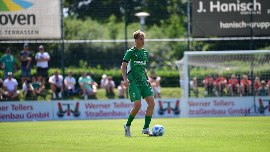 Niklas Swider beim Testspiel-Debüt für die Profis am Ball.