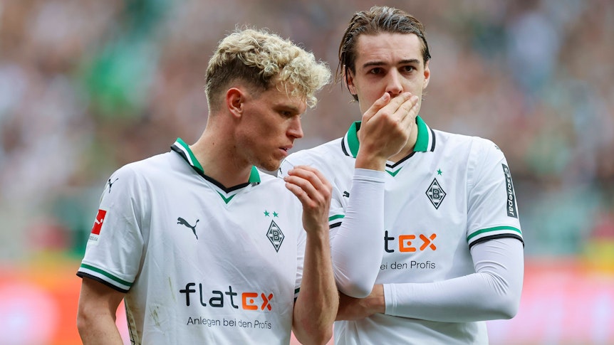 Robin Hack und Florian Neuhaus unterhalten sich nach einem Spiel auf dem Platz.