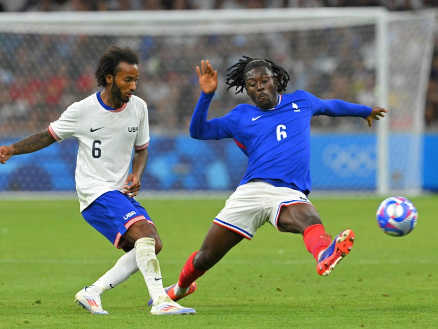 Manu Kone im Duell mit dem US-Amerikaner Gianluca Busio.