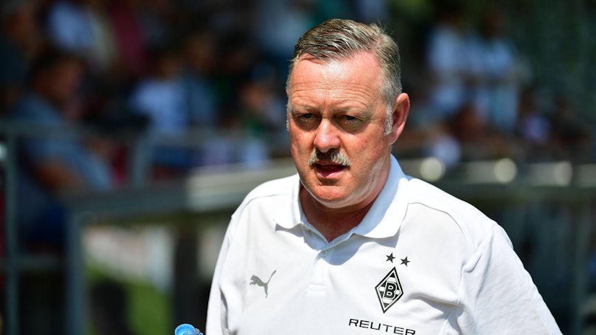 Roland Virkus beim Testspiel gegen den FC Wegberg-Beeck mit ernstem Blick.