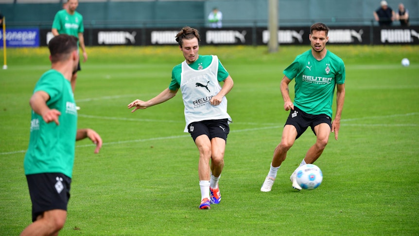 Rocco Reitz und Julian Weigl beim Training im Kampf um den Ball.