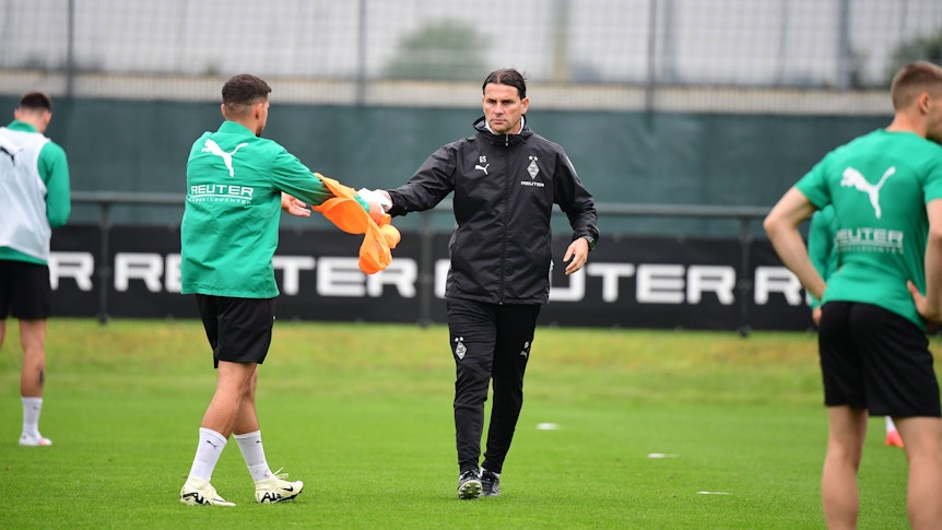 Gerardo Seoane verteilt ein Leibchen an Kevin Stöger.