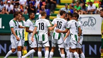Die Profis von Borussia Mönchengladbach bejubeln einen Sieg.