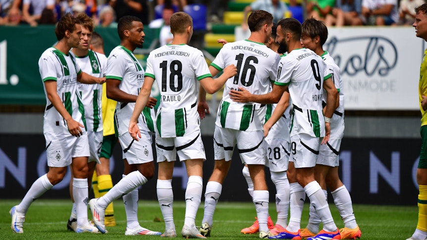 Die Profis von Borussia Mönchengladbach bejubeln einen Sieg.