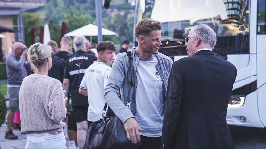 Gladbach-Keeper Jonas Omlin begrüßt Hotel-Manager Michael Braun in Rottach-Egern.
