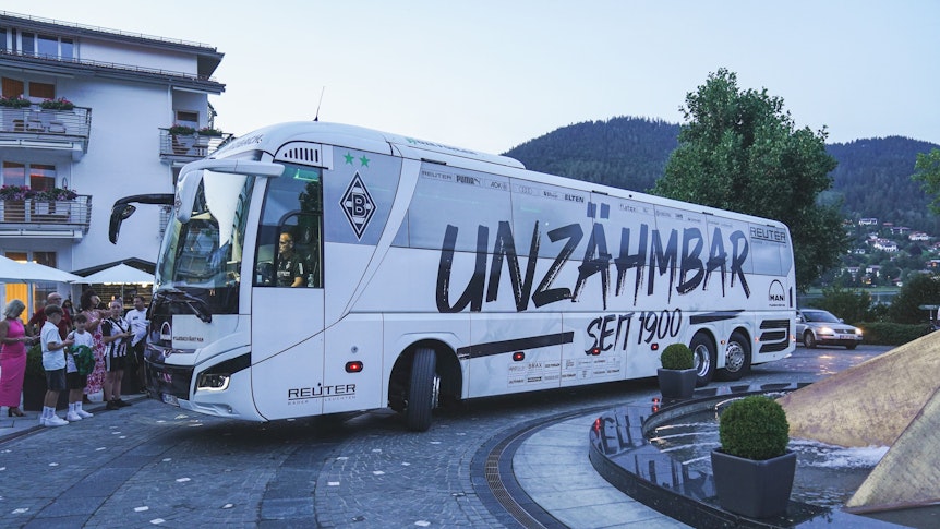 Der Mannschaftsbus von Borussia Mönchengladbach steht am Freitagabend (26. Juli 2024) vor dem Team-Hotel Seehotel Überfahrt in Rottach-Egern.