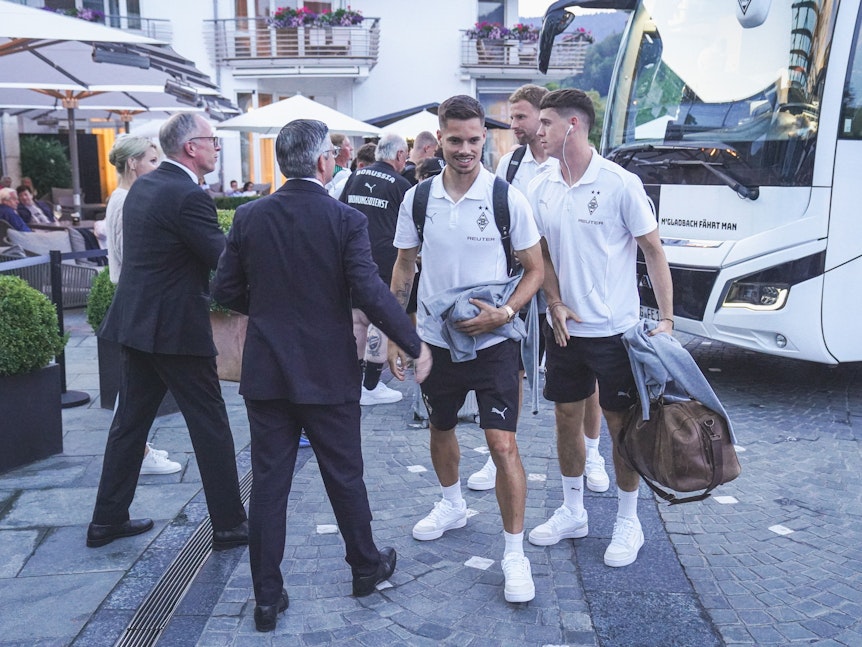 Julian Weigl, Marvin Friedrich und Philipp Sander kommen am Hotel in Rottach-Egern an.