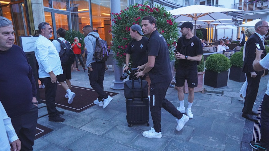 Borussia-Coach Gerardo Seoane läuft ins Hotel in Rottach-Egern.