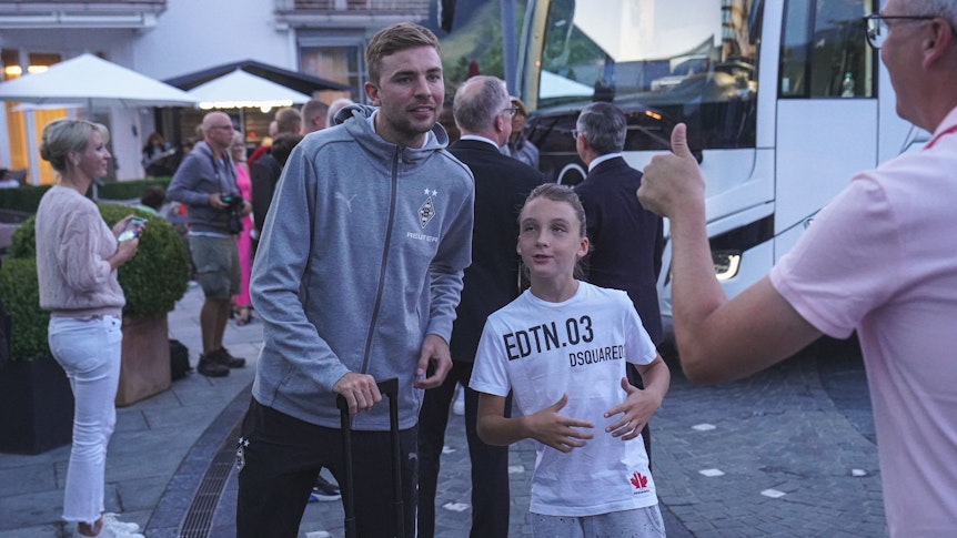 Gladbachs Christoph Kramer posiert mit einem jungen Fan für ein Foto.