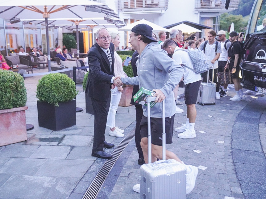 Borussia Mönchengladbachs Rocco Reitz begrüßt Hotel-Manager Michael Braun in Rottach-Egern.