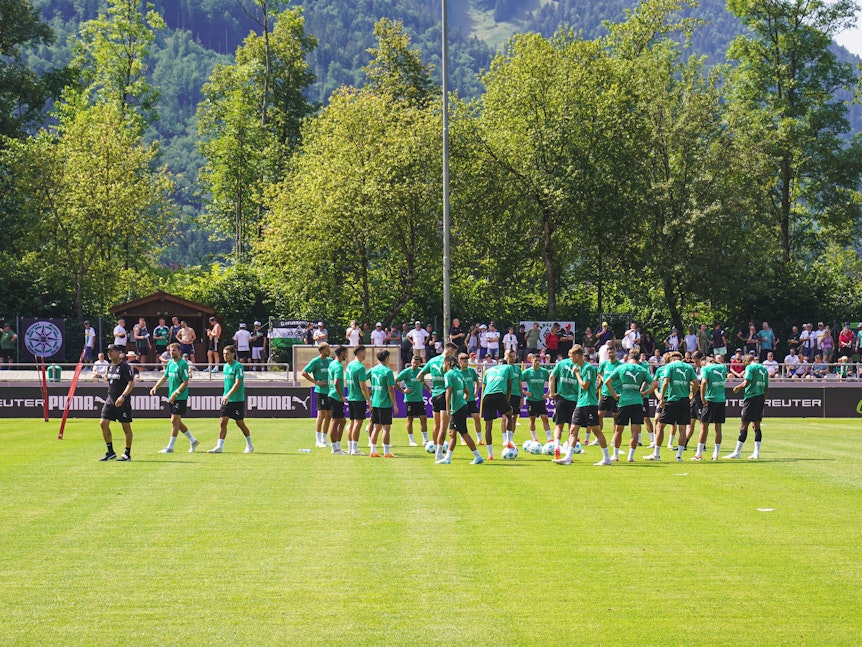 Die Spieler von Borussia Mönchengladbach stehen auf dem Trainingsplatz zusammen.