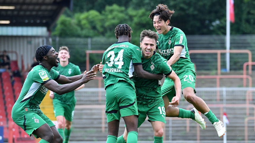 Borussia Mönchengladbachs Noah Pesch wird von seinen Teamkollegen nach seinem Tor gegen Oberhausen gefeiert.