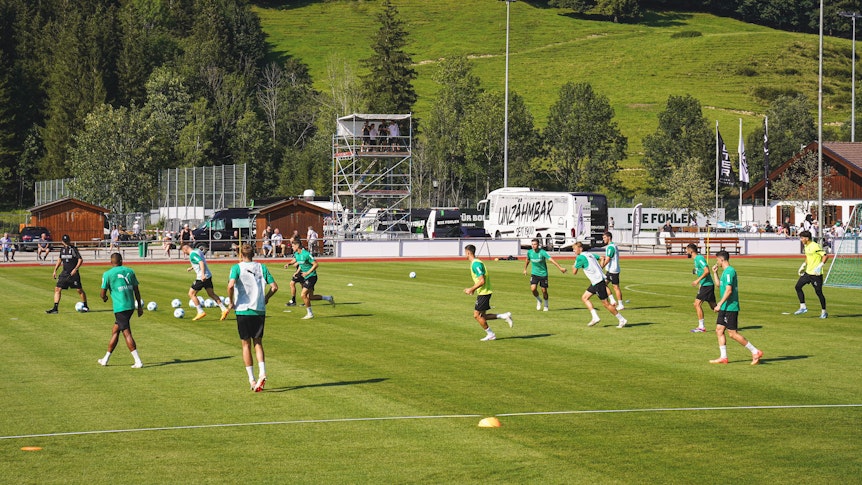 Die Spieler von Borussia Mönchengladbach absolvieren eine Spielform im Training.