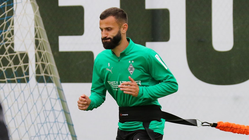 Borussia Mönchengladbachs Franck Honorat sprintet an einem Seil über den Platz.
