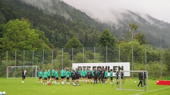 Die Mannschaft von Borussia Mönchengladbach steht in Rottach-Egern zusammen auf dem Trainingsplatz.