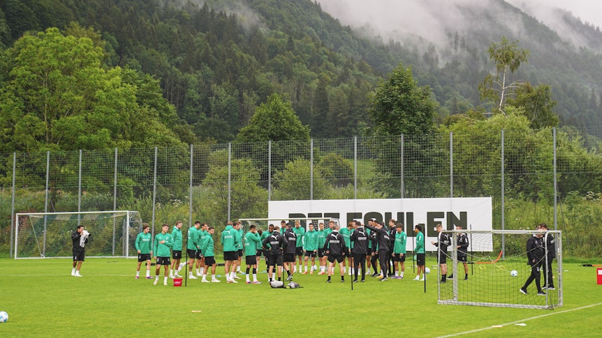 Die Mannschaft von Borussia Mönchengladbach steht in Rottach-Egern zusammen auf dem Trainingsplatz.