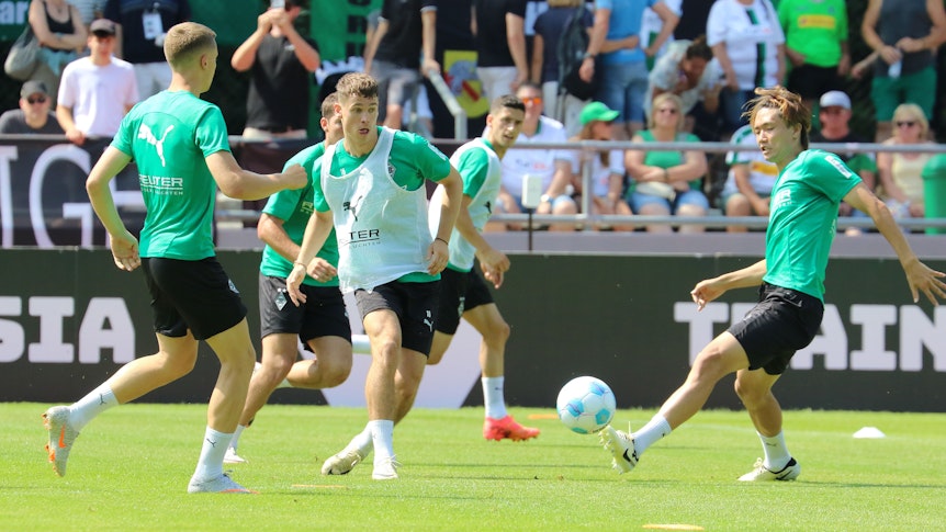 Philipp Sander passt den Ball im Training von Borussia Mönchengladbach.