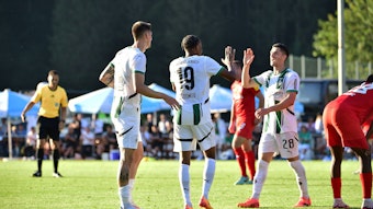 Grant-Leon Ranos jubelt mit Ngoumou.