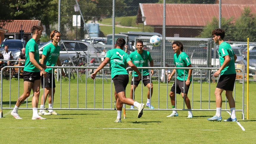 Die Spieler von Borussia Mönchengladbach spielen Fußball-Tennis im Training.