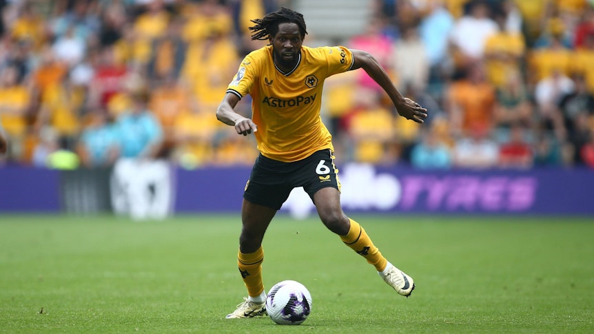 Boubacar Traoré führt den Ball im Spiel gegen Crystal Palace.