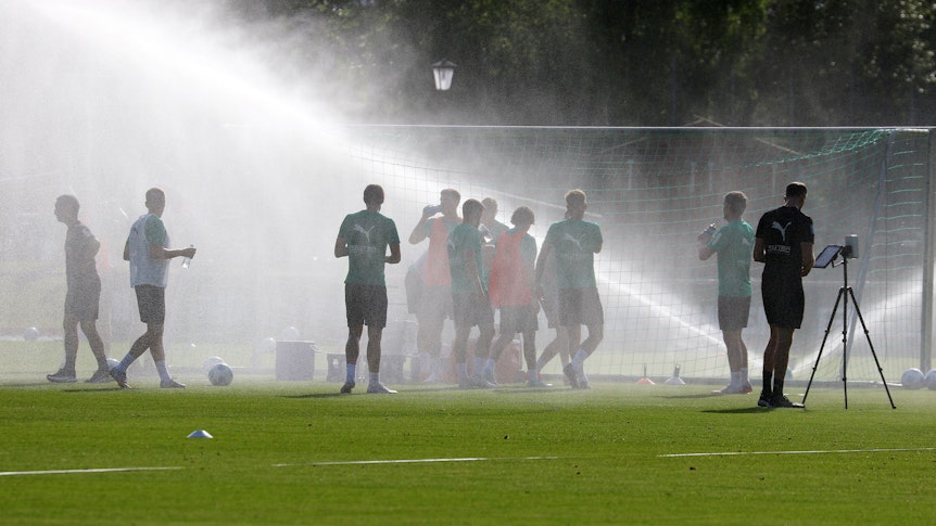 Der Rasensprenger läuft beim Training von Borussia Mönchengladbach.