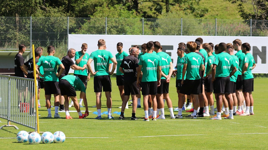 Das Team von Borussia Mönchengladbach steht im Kreis auf dem Trainingsplatz.