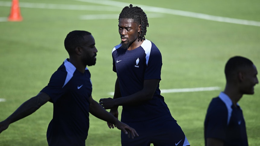 Manu Koné im Frankreich-Training wird angestrahlt.