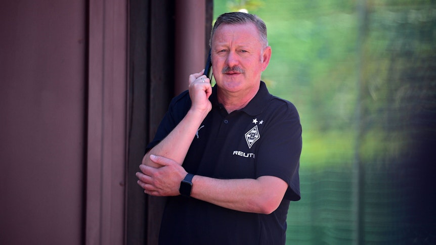 Roland Virkus im Trainingslager in Rottach-Egern mit Telefon am Ohr.