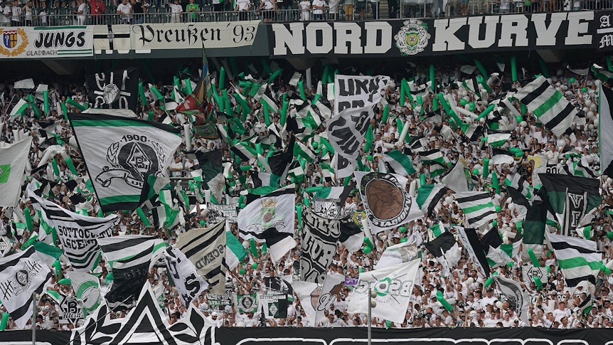 Die Fans von Borussia Mönchengladabch schwenken beim Spiel gegen die TSG Hoffenheim ihre Fahnen.