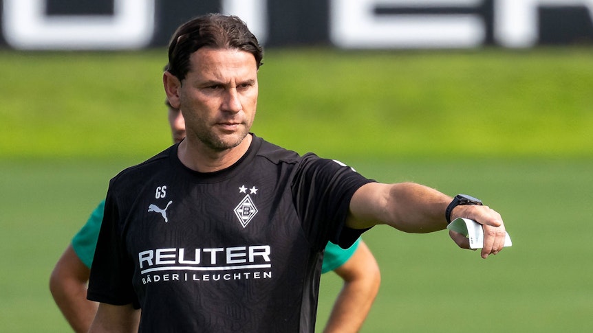 Borussia Mönchengladbachs Trainer Gerardo Seoane steht auf dem Trainingsplatz und gibt Anweisungen.