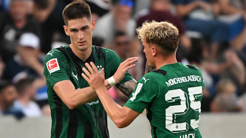 Tomas Cvancara und Robin Hack klatschen ab.