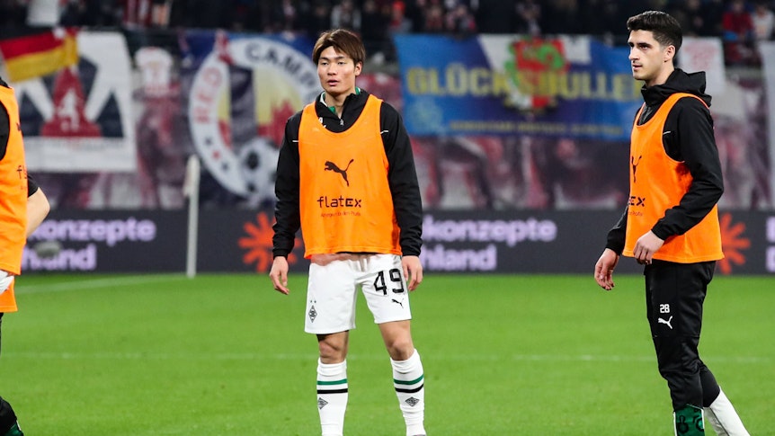 Shio Fukuda und Grant-Leon Ranos wärmen sich auf.