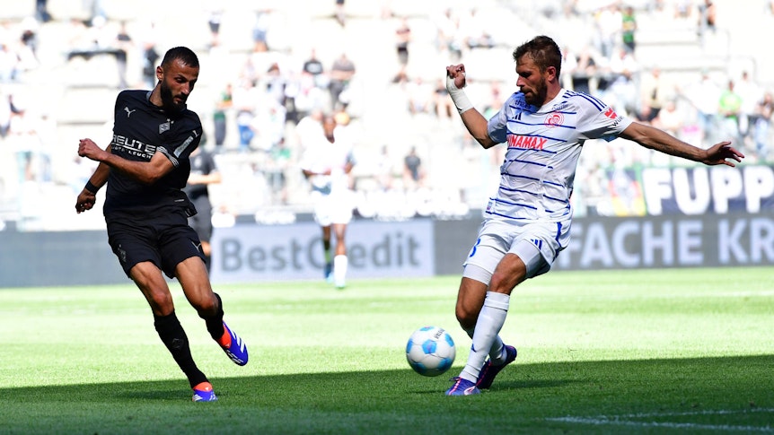 Borussia Mönchengladbachs Franck Honorat zieht im Testspiel gegen Racing Straßburg ab.