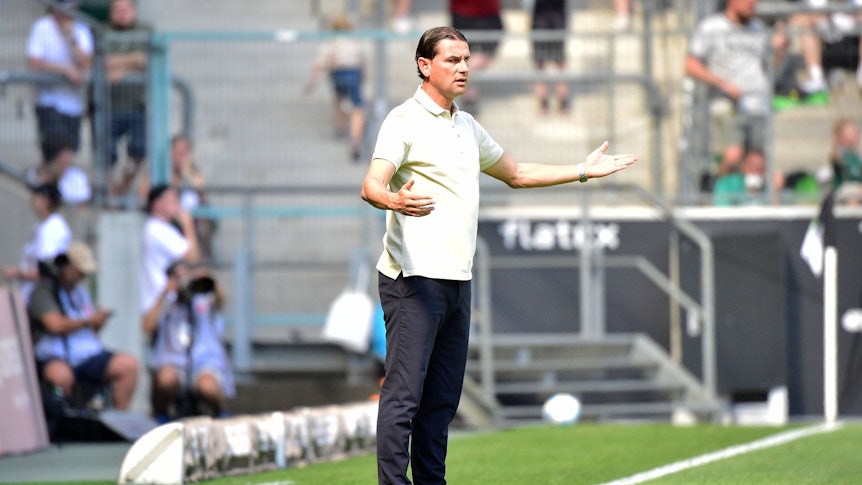 Gerardo Seoane gestikuliert an der Seitenlinie und streckt seine Arme heraus.