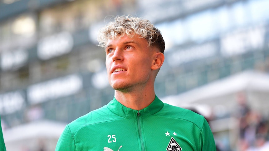 Borussia Mönchengladbachs Robin Hack läuft bei der Saison-Eröffnung durchs Stadion.