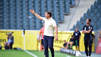 Gerardo Seoane gestikuliert in der Coaching-Zone und hebt den rechten Arm.